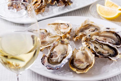 assiette dégustation huitres et crustacés au marché de La Rochelle